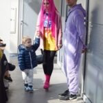 Uczestnicy ChrzanConu pozowali do zdjęcia w kolorowych strojach nawiązujących do popkultury.