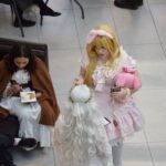 Uczestnicy wydarzenia ChrzanCon prezentują się w kostiumach inspirowanych stylizacją lolita.