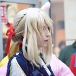 Uczestnik ChrzanCon prezentuje postać z rogiem jednorożca w ramach konkursu cosplay.