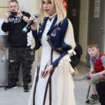 Uczestniczka konkursu cosplay prezentuje strój inspirowany postacią z gry wideo przed publicznością.