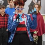 Uczestnicy ChrzanCon prezentują się w barwnych strojach cosplay nawiązujących do popkultury.