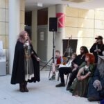Uczestnicy wydarzenia ChrzanCon występują na scenie w kostiumach nawiązujących do fantasy.