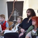 Rodzina ubrana w stroje inspirowane Śródziemiem spędza czas na ChrzanConie.