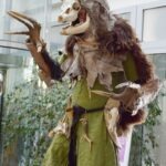 Uczestnik konkursu cosplay prezentuje postać w przebraniu inspirowanym motywami przyrodniczymi i fantasy.