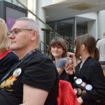 Uczestnicy ChrzanConu siedzą w widowni podczas panelu dyskusyjnego.