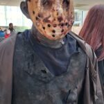 Uczestnik konkursu cosplay prezentuje strój inspirowany postacią Jasona Voorheesa z serii filmów "Piątek trzynastego".