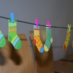 Kolorowe skarpetki rozwieszone na sznurku symbolizują solidarność i akceptację różnorodności.