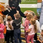 Dzieci otaczają osobę przebraną za jeża podczas warsztatów ekologicznych.