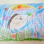 Dziecięca praca przedstawia postać z podniesioną ręką, otoczoną sercami i zielenią.