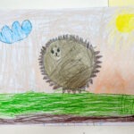 Narysowane jeżyk stoi na zielonej trawie, a za nim widoczne są słońce i chmury.