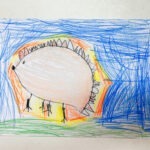 Dziecięca praca przedstawia jeża z charakterystycznymi kolcami, otoczonego zielenią i niebem w odcieniach błękitu.