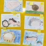 Sześć rysunków jeży wykonanych przez dzieci zdobi ściany biblioteki w Balinie.