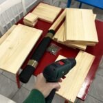 Dzieci z entuzjazmem budują domki dla jeży podczas edukacyjnych warsztatów w przedszkolu.