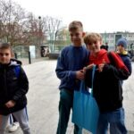 Grupa dzieci trzyma torbę z jajkami podczas polowania wielkanocnego.