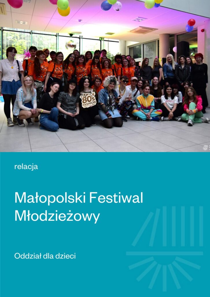 Duża grupa młodych ludzi i dorosłych pozuje razem w pomieszczeniu na Małopolskim Festiwalu Młodzieży. Atmosfera jest radosna, w tle kolorowe światła i dekoracje o tematyce festiwalowej.