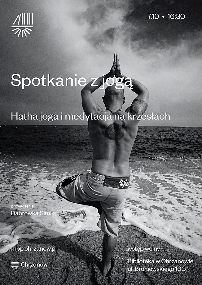 Człowiek wykonuje асаnę na plaży, promując spotkanie jogi i medytacji w Chrzanowie.