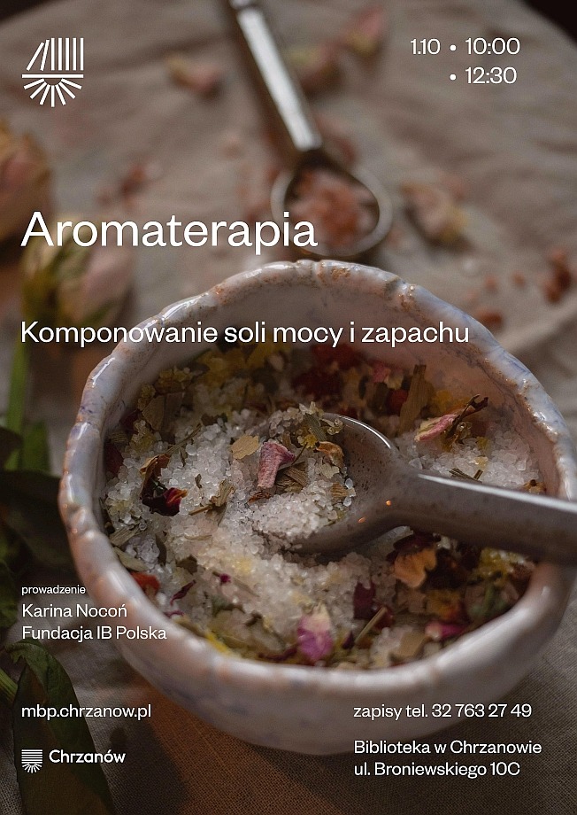 Na plakacie zaproszenie na warsztaty aromaterapii z pokazem komponowania soli o zapachu, w towarzystwie suszonych kwiatów i ziół.