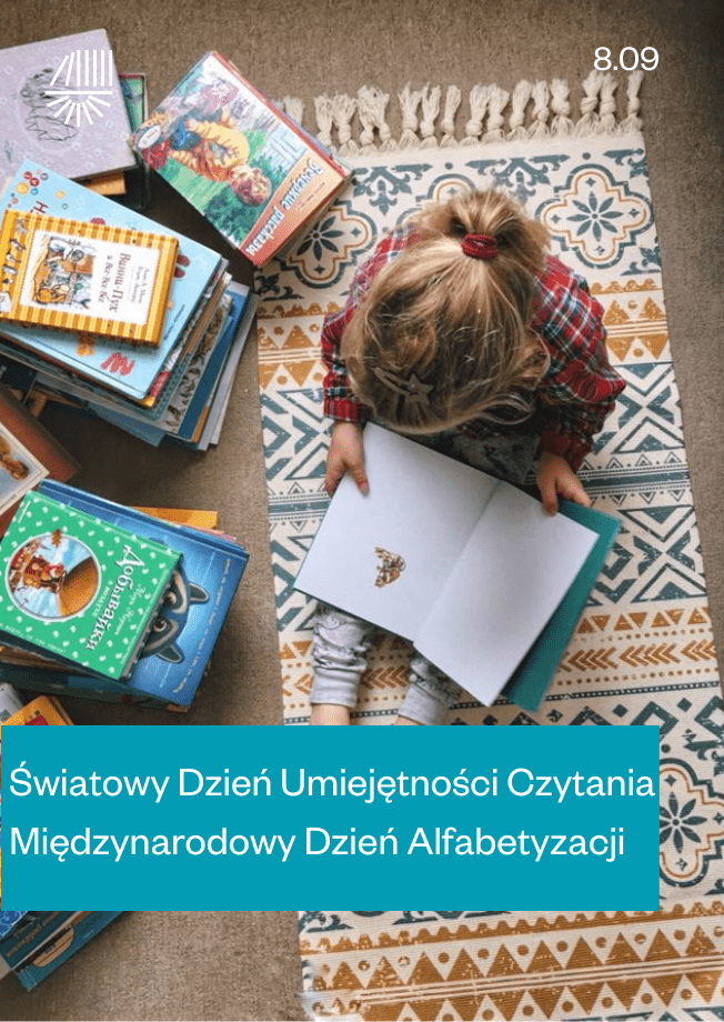 Dziecko siedzi na dywanie otoczonym książkami i czyta z otwartej księgi.
