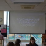 Na ekranie projekcyjnym widoczne są słowa dotyczące pisowni polskiej.