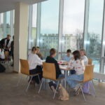 Uczniowie siedzą przy stole w bibliotece podczas zajęć z okazji Międzynarodowego Dnia Języka Ojczystego.