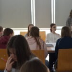 Uczniowie siedzą w sali lekcyjnej podczas zajęć z okazji Międzynarodowego Dnia Języka Ojczystego.