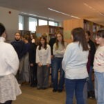 Uczniowie zgromadzili się w bibliotece podczas obchodów Międzynarodowego Dnia Języka Ojczystego.