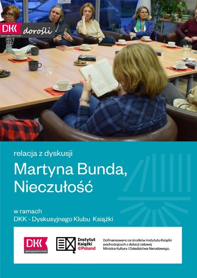 Uczestnicy Dyskusyjnego Klubu Książki siedzą przy okrągłym stole podczas spotkania poświęconego powieści "Nieczułość" Martyny Bundy.