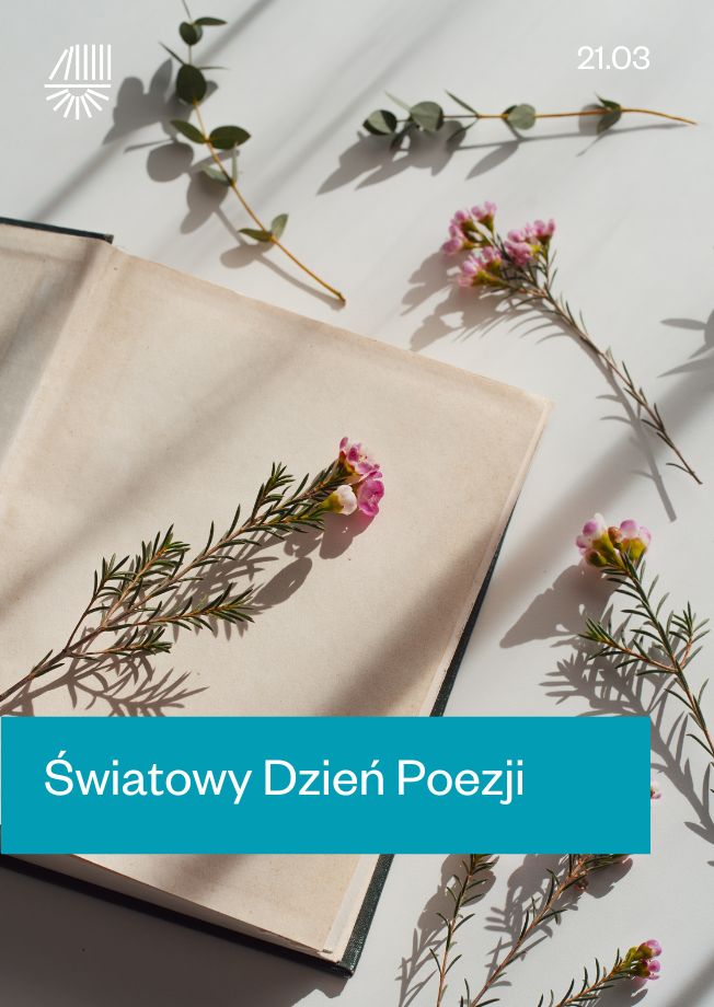 Otwarty notes leży na jasnym tle, ozdobiony suszonymi kwiatami i gałązkami, a na nim widnieje napis "Światowy Dzień Poezji".