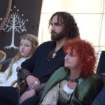 Uczestnicy konwentu ChrzanCon ubrani w kostiumy inspirowane "Władcą Pierścieni" pozują do zdjęcia.