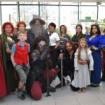 Uczestnicy konwentu ChrzanCon pozują do zdjęcia, przebrani za postaci z "Władcy Pierścieni".