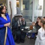 Uczestnicy konwentu ChrzanCon wcielają się w postacie z "Władcy Pierścieni" podczas spotkania z dziećmi.