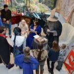 Uczestnicy konwentu przebrani za postaci ze Śródziemia uczestniczą w wydarzeniu związanym z obchody Światowego Dnia Czytania Tolkiena.