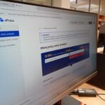 Na ekranie komputera widoczny jest formularz internetowy służący do wypełniania danych osobowych.